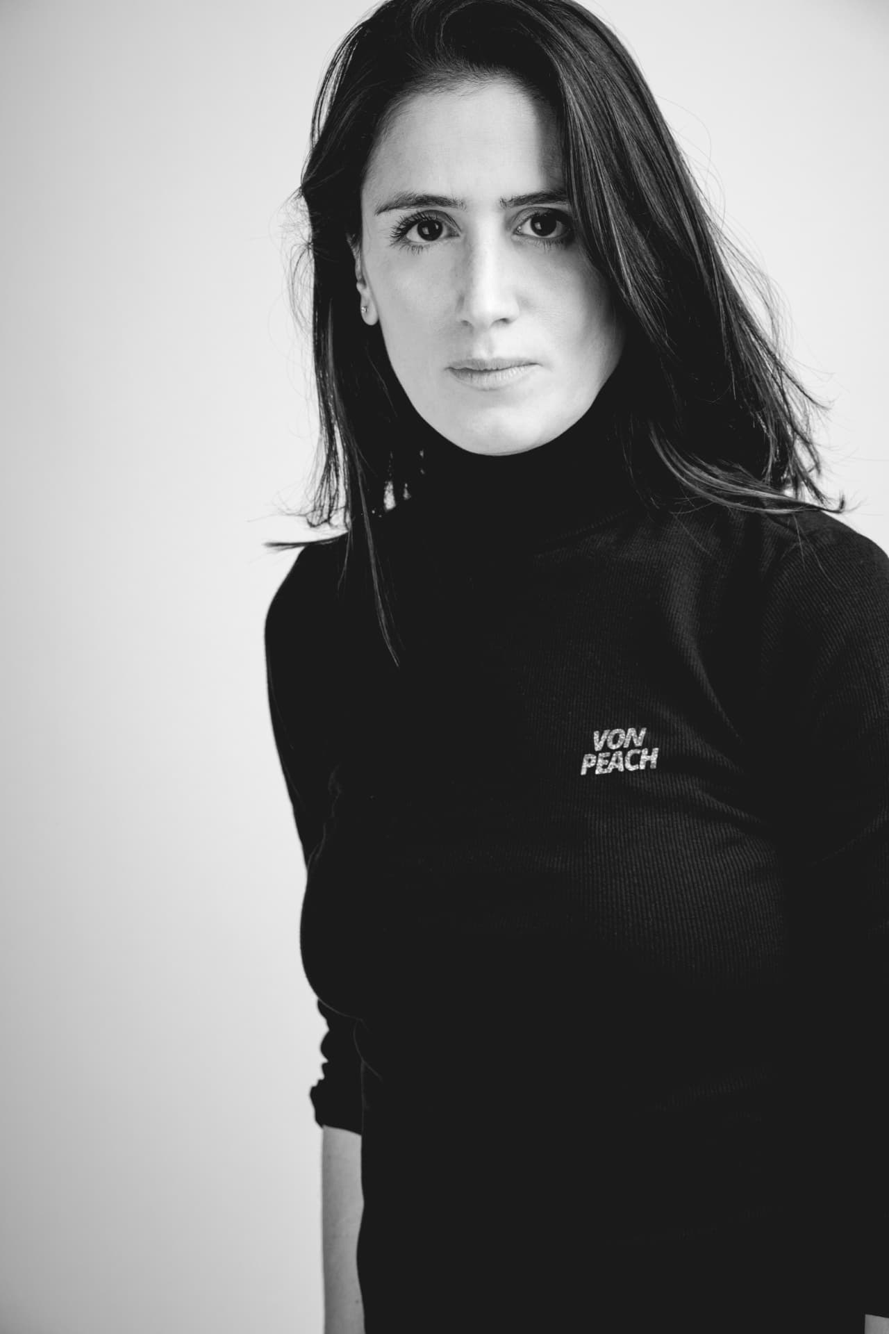 Portrait of Yentl Spiteri, Maltese company builder, brand strategist and co-founder of Von Peach, based in Switzerland